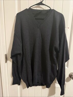 100% Wool E-Luxe Women’s V-Neck Sweater in Dark Charcoal